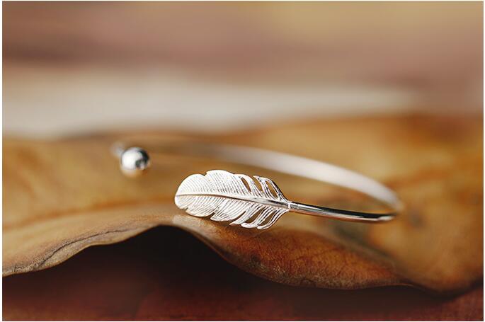 Victoria's Vogue New Fashion 925 Sterling Silver Jewelry Not Allergic High-quality Female Simple Feather Small Ball Open Bracelet