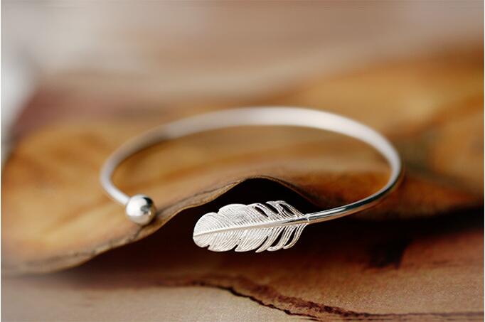 Victoria's Vogue New Fashion 925 Sterling Silver Jewelry Not Allergic High-quality Female Simple Feather Small Ball Open Bracelet
