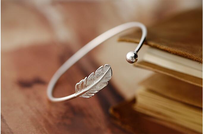 Victoria's Vogue New Fashion 925 Sterling Silver Jewelry Not Allergic High-quality Female Simple Feather Small Ball Open Bracelet