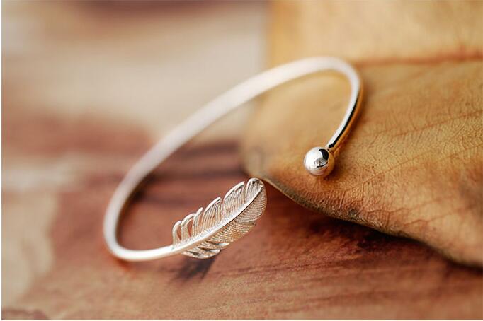 Victoria's Vogue New Fashion 925 Sterling Silver Jewelry Not Allergic High-quality Female Simple Feather Small Ball Open Bracelet