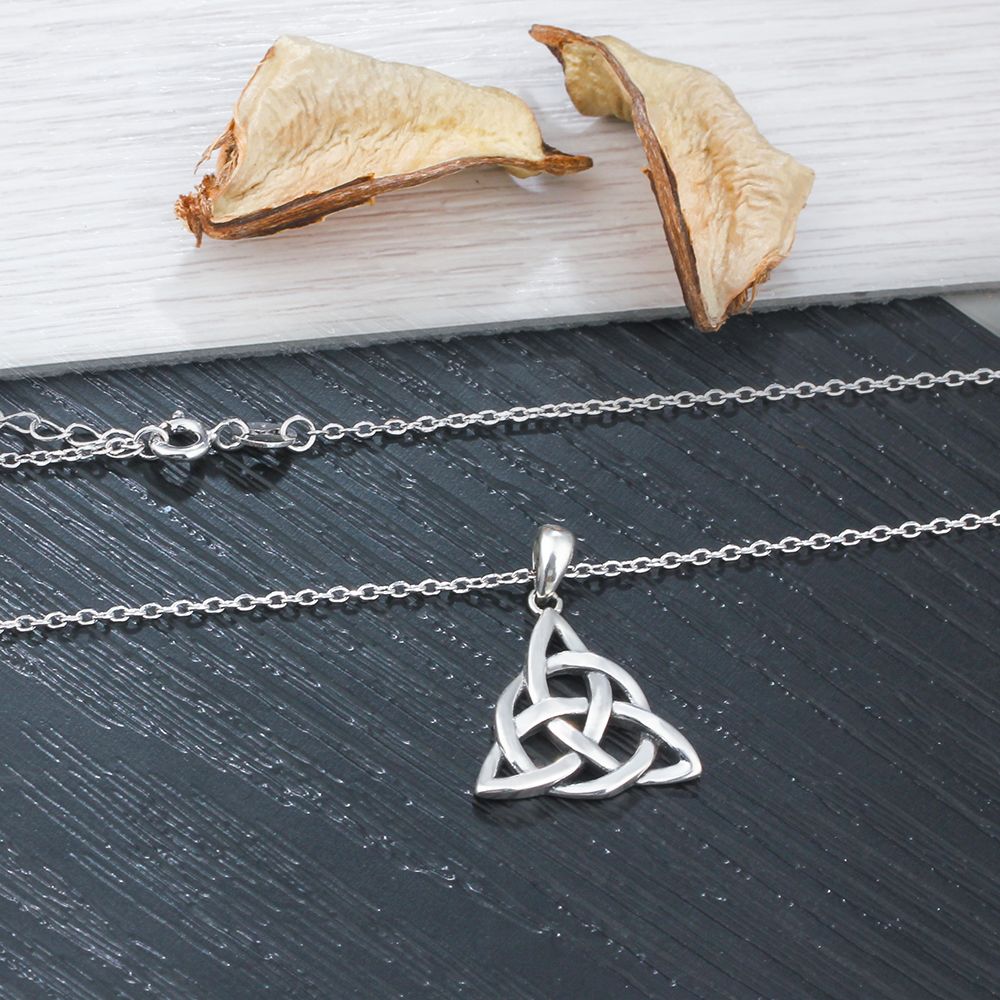 Victoria's Vogue Silver Color Celtic Knot Necklaces Vintage Style Chain Necklace for Women Triple Knot Pendants Necklaces Fashion Jewelry Gifts