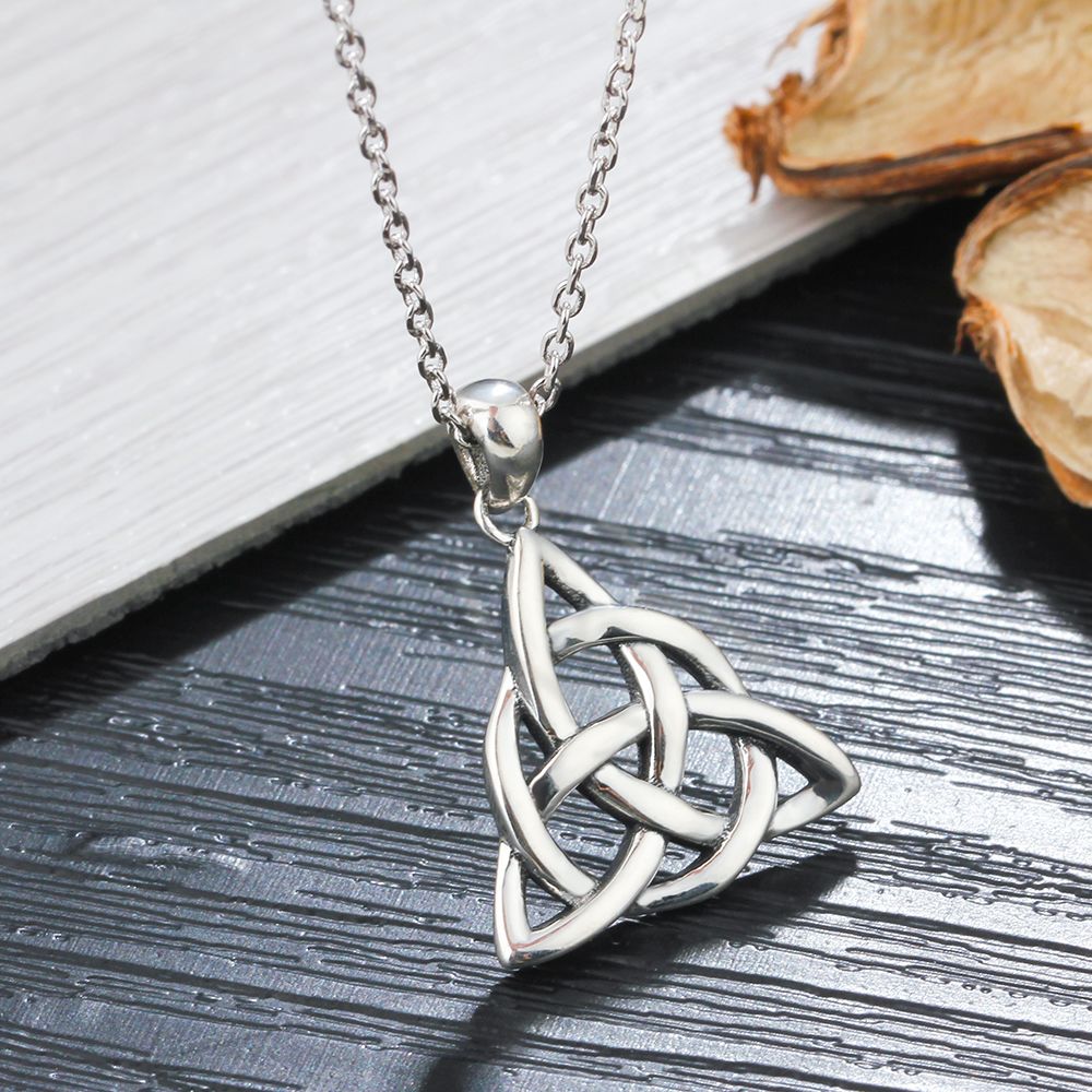 Victoria's Vogue Silver Color Celtic Knot Necklaces Vintage Style Chain Necklace for Women Triple Knot Pendants Necklaces Fashion Jewelry Gifts