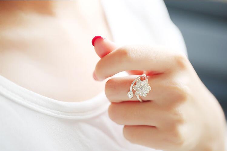 Victoria's Vogue New Original Fine White Lotus Flower 925 Sterling Silver Jewelry Branch Opening Ring Fashion For Women Victoria's Vogue New Original Fine White Lotus Flower 925 Sterling Silver Jewelry Branch Opening Ring Fashion For Women