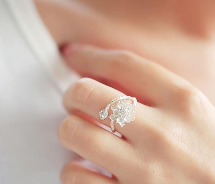 Victoria's Vogue New Original Fine White Lotus Flower 925 Sterling Silver Jewelry Branch Opening Ring Fashion For Women Victoria's Vogue New Original Fine White Lotus Flower 925 Sterling Silver Jewelry Branch Opening Ring Fashion For Women