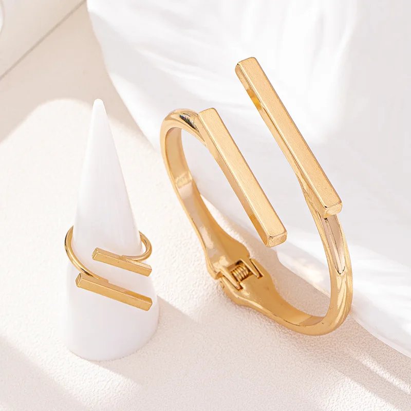 Victoria's Vogue 2pcs New Fashion Simple Design Geometric Open Bracelet Ring Set, Women's Personalized Trend Holiday Party Accessories Gifts